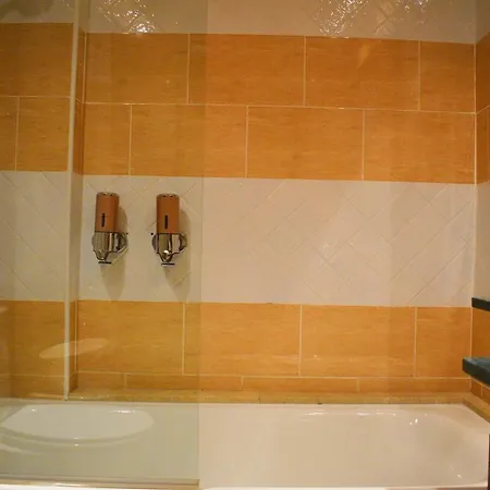Apartment 4 Bed Ground Floor With Rooftop Pool