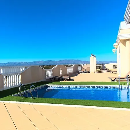 4 Bed Ground Floor With Rooftop Pool Apartment *